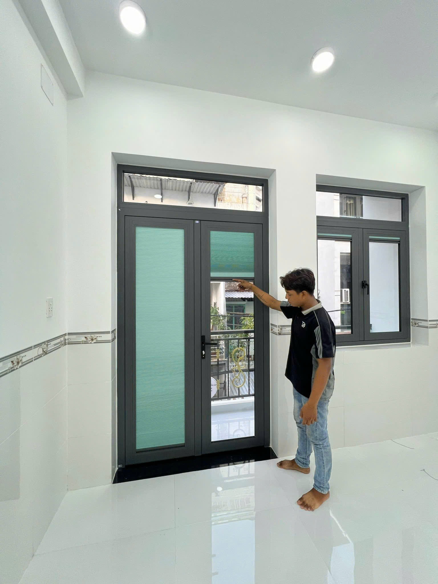 Cửa xếp tổ ong lắp đặt trên kính hệ vuông góc